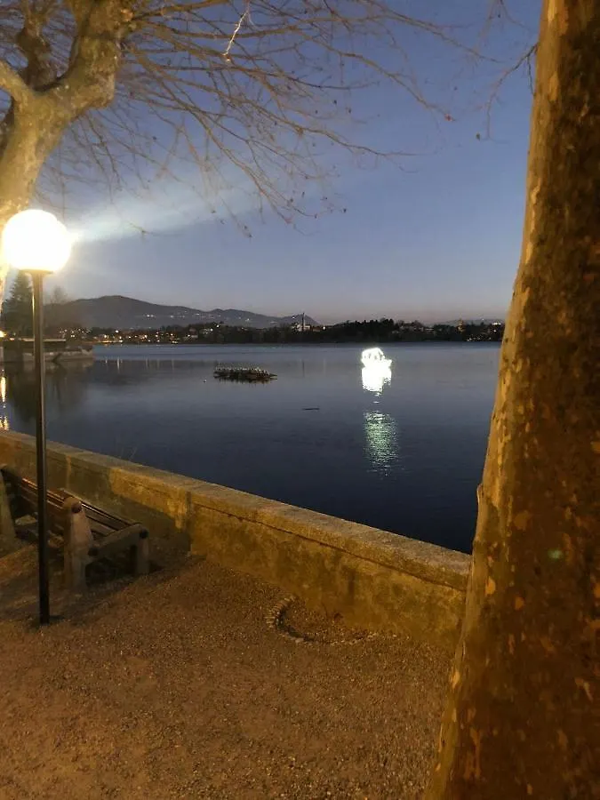 La Corte sul lago Pusiano